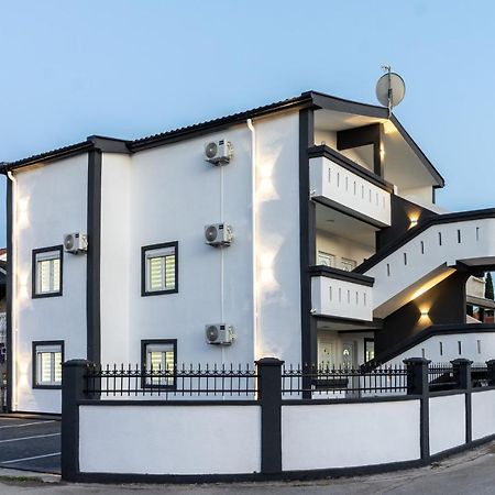 Apart-Hotel Prestige 울친 외부 사진
